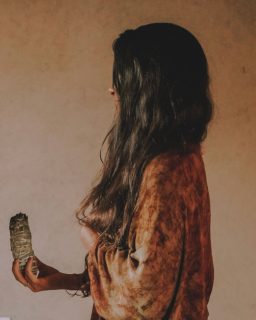 This is what peace feels like in my body:

Definitely not perfect and constant. 
But present.

For sooo so long, I didn’t even know what calm was supposed to feel like. 
My baseline was stress, tension, drama and a long list of physical symptoms.

Worse than my baseline: It was my energy signature. 
(I talk about this a lot in my spaces, as this is what we radiate & ultimately attract!! 👉🏼 possible to rewrite!)

However I thought that was just… me.

But it wasn’t. It was my nervous system stuck in fight flight mode. 

And slowly, through the work (aka self-responsibility and fkn honesty towards myself) — through breath, through stillness, through facing what I’d been avoiding and some super cool tools — I started to feel ‘different’.

Safe. Grounded. Calm. 

Like my body could actually relax without needing to control everything.

I’m still learning. Still have moments where I get activated, where the old patterns show up.

(Specially moments where I’m DOING too much, simply because my life is too exciting and what I do fills every cell of my being with abundant life force!
Which I’m learning to manage and channel smartly 😏)

But now I know what this state feels like. 
And I can come back to it.
I choose to respond from this place.
Instead of reacting from a dysregulated system.

That’s the difference. 
As I said: Not perfection and always reality. 
But knowing the way back.
Naturally and effortless.

⬇️✍🏼 Do you know what your baseline is right now? 

#regulation #nervoussystem #calm #safe #grounded